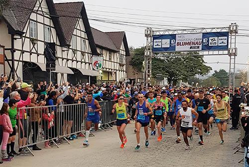 Meia Maratona Caixa de Blumenau aconteceu neste domingo  / Foto: Divulgação